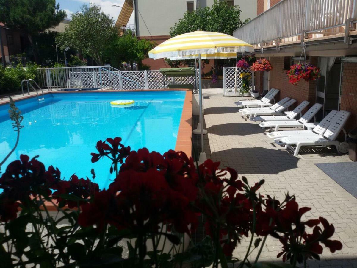 Hotel Otello Punta Marina Bagian luar foto